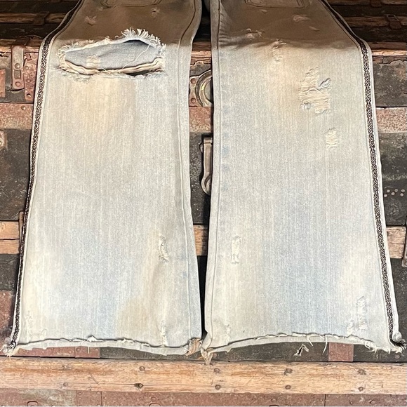 One x Teaspoon Women's Bell Bottom Light Blue Distressed Denim Jeans Size 28 - Picture 8 of 16